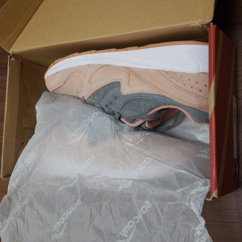 Saucony salmon pink suede runner